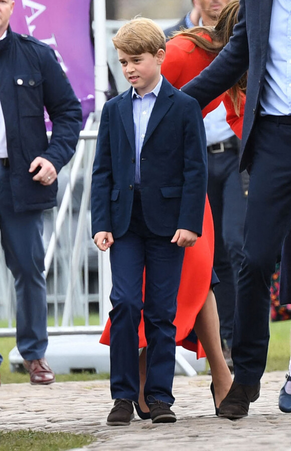 Le prince George - Le duc et la duchesse de Cambridge, et leurs enfants, en visite à Cardiff, à l'occasion du jubilé de platine de la reine d'Angleterre. Le 4 juin 2022 