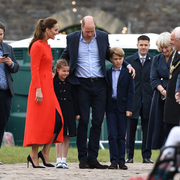 Kate Catherine Middleton, duchesse de Cambridge, le prince William, duc Cambridge, et leurs enfants, la princesse Charlotte et le prince George - Le duc et la duchesse de Cambridge, et leurs enfants, en visite à Cardiff, à l'occasion du jubilé de platine de la reine d'Angleterre. Le 4 juin 2022 