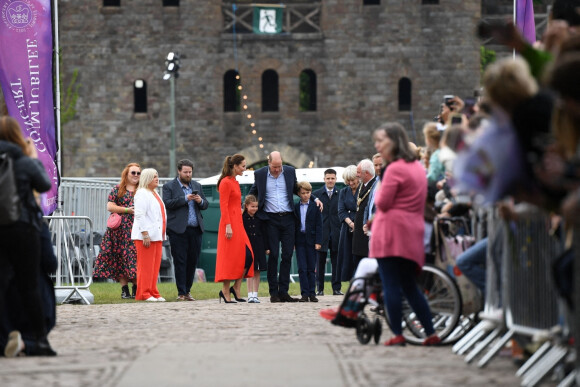Kate Catherine Middleton, duchesse de Cambridge, le prince William, duc Cambridge, et le prince George - Le duc et la duchesse de Cambridge, et leurs enfants, en visite à Cardiff, à l'occasion du jubilé de platine de la reine d'Angleterre. Le 4 juin 2022 