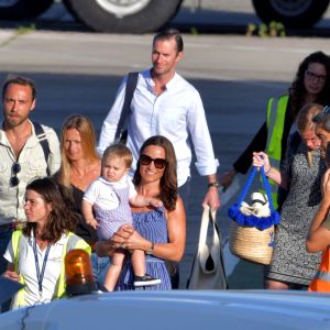 James Middleton et sa fiancée Alizée Thévenet quittent Saint-Barthélemy le 5 janvier 2020 avec Pippa et son mari James Matthews. Pippa porte son fils Arthur. 