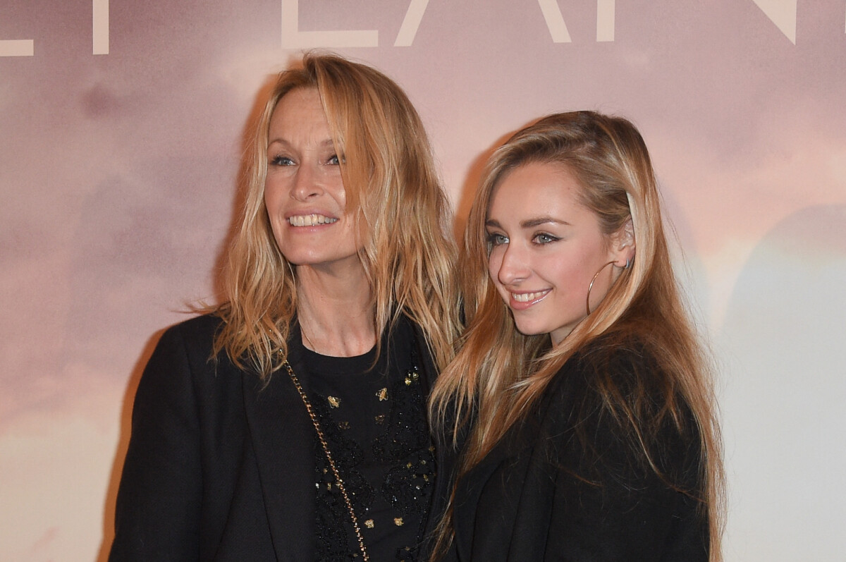 Photo Estelle Lefébure Avec Sa Fille Emma Smet à Lavant Première Du Film Holy Lands Au 