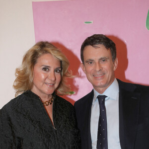 Exclusif - Manuel Valls et sa femme Suzanna Gallardo - Vernissage de l'exposition de la photographe de Pierre Cardin, Yoshi Takata et de l'artiste Autrichien Erwin Wurm à la Galerie Thaddaeus Ropac à Paris. Le 2 mars 2022 © Bertrand Rindoff Petroff / Bestimage 