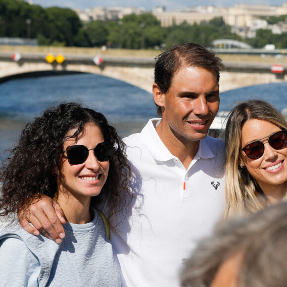 Rafael Nadal et sa femme Xisca Perello, guest - Rafael Nadal pose avec la coupe des Mousquetaires sur le pont Alexandre III après sa 14ème victoire en finale du simple messieurs aux internationaux de France de tennis de Roland Garros à Paris, France, le 06 juin 2022. © Christophe Clovis / Bestimage.