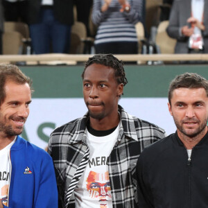 Gilles Simon, Gaël Monfils, Benoît Paire, Richard Gasquet et Jo-Wilfried Tsonga - Jo-Wilfried Tsonga reçoit le trophée de la FFT pour l'ensemble de sa carrière et fait ses Adieux après sa défaite lors des Internationaux de France de Tennis de Roland Garros 2022 - Jour 3. A Paris le 24 Mai 2022. © Bertrand Rindoff/Bestimage