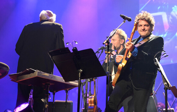 Greg Zlap (Greg Szlapczynski) et Matthieu Chedid (le chanteur M) - Concert de Vladimir Cosma pour ses "Inoubliables musiques de film" au Grand Rex à Paris. Le 15 octobre 2021 © Coadic Guirec / Bestimage 