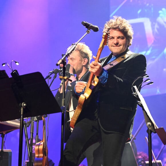 Greg Zlap (Greg Szlapczynski) et Matthieu Chedid (le chanteur M) - Concert de Vladimir Cosma pour ses "Inoubliables musiques de film" au Grand Rex à Paris. Le 15 octobre 2021 © Coadic Guirec / Bestimage 