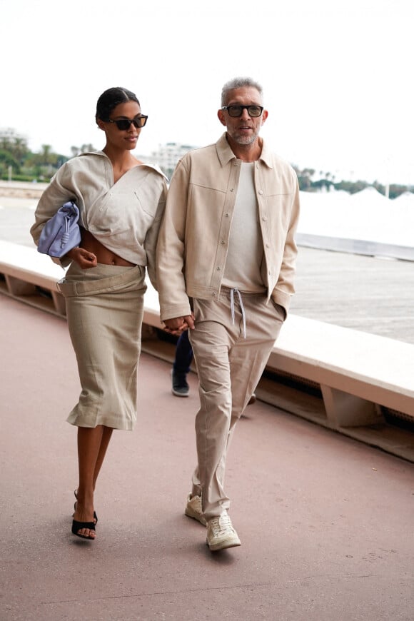 Vincent Cassel et sa femme Tina Kunakey se promènent sur la croisette lors du 75e Festival International du Film de Cannes, le 23 mai 2022.