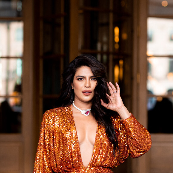 Priyanka Chopra en Bvlgari quitte l'hôtel Ritz pour se rendre à la soirée Bvlgari à l'ambassade d'Italie, le 6 juin 2022. © Tiziano da Silva / Bestimage
