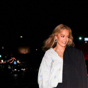 Rita Ora quitte le défilé Dior avec son compagnon Taika Waititi à Los Angeles, le 19 mai 2022.