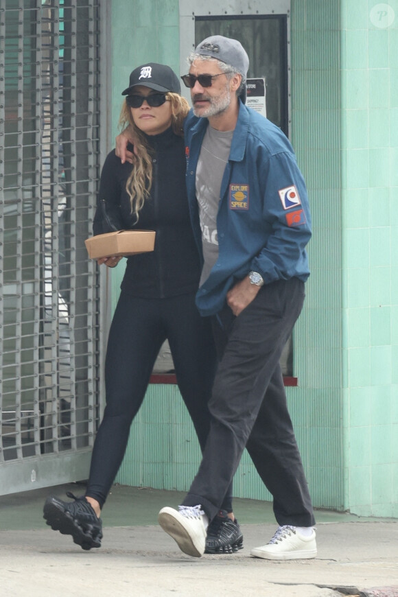 Rita Ora et son fiancé Taika Waititi sont allés déjeuner à Los Felizle 8 mai 2022.
