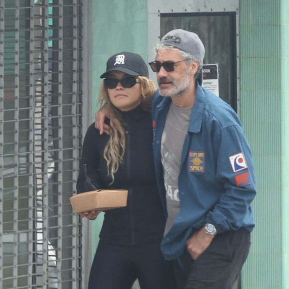 Rita Ora et son fiancé Taika Waititi sont allés déjeuner à Los Felizle 8 mai 2022.