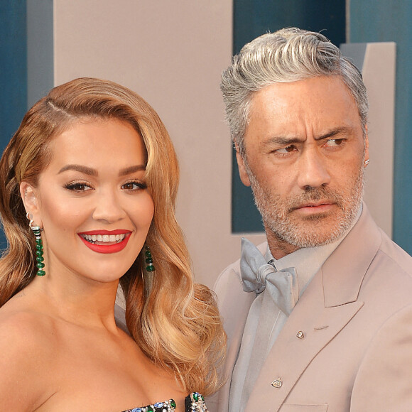 Rita Ora et son compagnon Taika Waititi - Photocall de la soirée "Vanity Fair" lors de la 94e édition de la cérémonie des Oscars au Wallis Annenberg Center for the Performing Arts à Los Angeles, le 27 mars 2022.