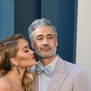 Rita Ora et Taika Waititi - Photocall de la soirée "Vanity Fair" lors de la 94e édition de la cérémonie des Oscars à Los Angeles, le 27 mars 2022. © imageSPACE via Zuma Press/Bestimage