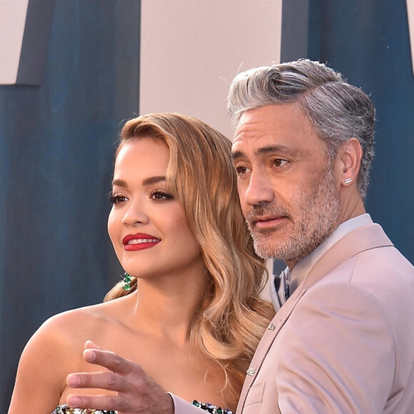 Rita Ora and Taika Waititi au photocall de la soirée "Vanity Fair" lors de la 94e édition de la cérémonie des Oscars à Los Angeles, le 27 mars 2022.