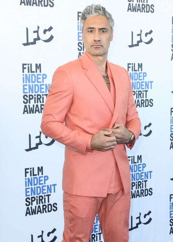 Taika Waititi au photocall des ""Film Independent Spirit Awards" à Los Angeles, le 6 mars 2022.