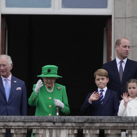 Camilla Parker Bowles, duchesse de Cornouailles, le prince Charles, la reine Elisabeth II, le prince William, duc de Cambridge, Kate Catherine Middleton, duchesse de Cambridge, et leurs enfants le prince George, la princesse Charlotte et le prince Louis - La famille royale d'Angleterre au balcon du palais de Buckingham, à l'occasion du jubilé de la reine d'Angleterre. Le 5 juin 2022 