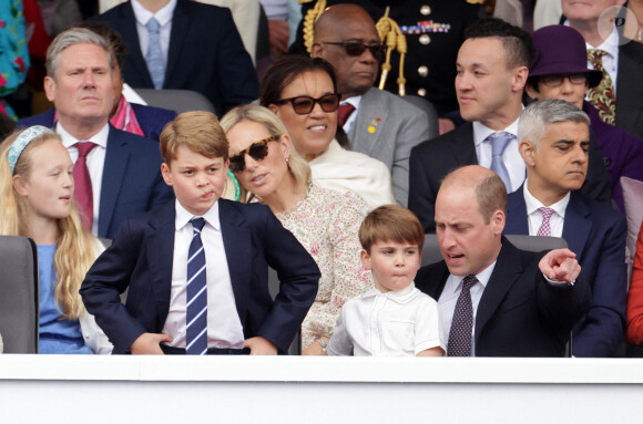 Le prince George, le prince Louis et le prince William, duc de Cambridge - La famille royale d'Angleterre lors de la parade devant le palais de Buckingham, à l'occasion du jubilé de la reine d'Angleterre. Le 5 juin 2022 