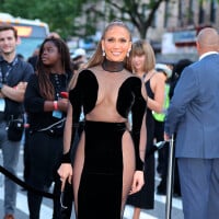 Jennifer Lopez renversante dans une robe transparente qui en dévoile beaucoup...