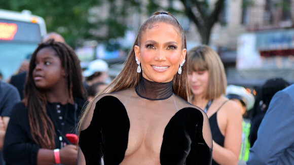 Jennifer Lopez renversante dans une robe transparente qui en dévoile beaucoup...