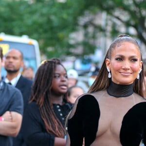 Jennifer Lopez arrive à la première de "Halftime" à New York, le 8 juin 2022. 