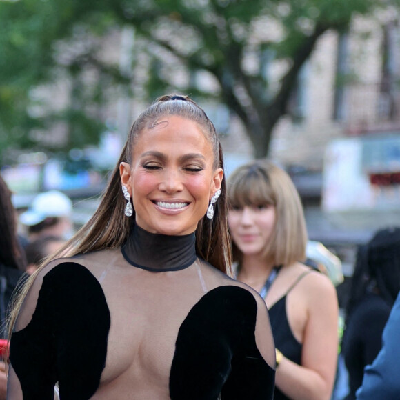 Jennifer Lopez arrive à la première de "Halftime" à New York, le 8 juin 2022. 