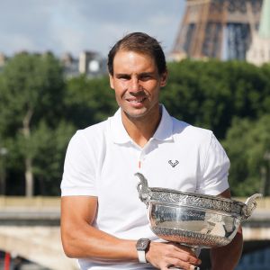 Rafael Nadal - Rafael Nadal pose avec la coupe des Mousquetaires sur le pont Alexandre III après sa 14ème victoire en finale du simple messieurs aux internationaux de France de tennis de Roland Garros à Paris, France, le 06 juin 2022. © Christophe Clovis / Bestimage.