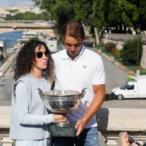 Rafael Nadal et sa femme Xisca Perello - Rafael Nadal pose avec la coupe des Mousquetaires sur le pont Alexandre III après sa 14ème victoire en finale du simple messieurs aux internationaux de France de tennis de Roland Garros à Paris, France, le 06 juin 2022. © Christophe Clovis / Bestimage.