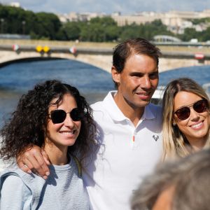 Rafael Nadal et sa femme Xisca Perello, guest - Rafael Nadal pose avec la coupe des Mousquetaires sur le pont Alexandre III après sa 14ème victoire en finale du simple messieurs aux internationaux de France de tennis de Roland Garros à Paris, France, le 06 juin 2022. © Christophe Clovis / Bestimage.