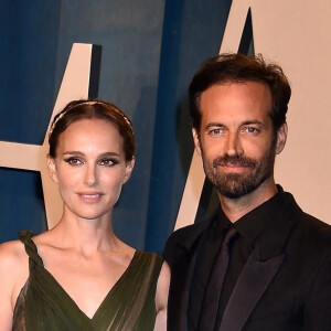 Natalie Portman et Benjamin Millepied au photocall de la soirée "Vanity Fair" lors de la 94ème édition de la cérémonie des Oscars à Los Angeles, le 27 mars 2022. 