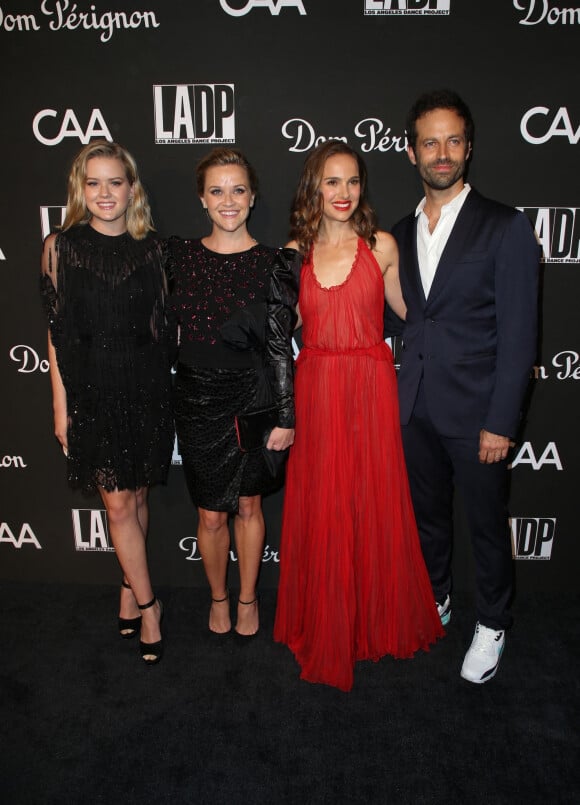 Ava Elizabeth Phillippe avec sa mère Reese Witherspoon, Natalie Portman et son mari Benjamin Millepied - Les célébrités posent lors du photocall de la soirée "L.A. Dance Project" à Los Angeles le 20 octobre 2018. 