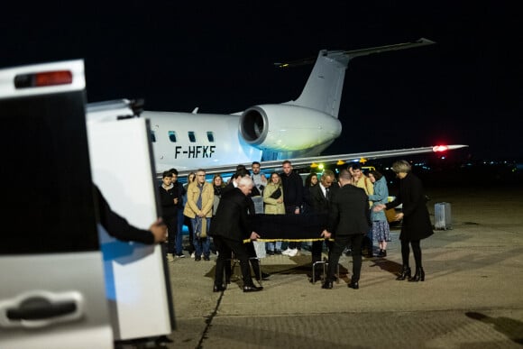 Arrivée du cercueil de Frédéric Leclerc-Imhoff, journaliste de BFM tué en Ukraine, à l'aéroport du Bourget le 9 juin 2022. © Romain Gaillard / Pool / Bestimage