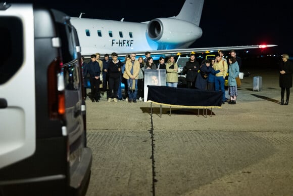 Arrivée du cercueil de Frédéric Leclerc-Imhoff, journaliste de BFM tué en Ukraine, à l'aéroport du Bourget le 9 juin 2022. © Romain Gaillard / Pool / Bestimage