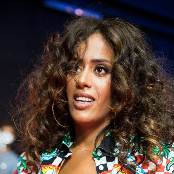 Exclusif - Amel Bent - Backstage de l'enregistrement de l'émission "300 Choeurs chantent Dassin" à Paris, qui sera diffusée le 16 octobre sur France 3. Le divertissement musical "300 Choeurs" fait sa rentrée avec une émission 100 % inédite consacrée à l'un des artistes les plus populaires dans les années 70, Joe Dassin. Toute la soirée, plusieurs générations d'artistes s'associeront aux plus beaux choeurs français pour reprendre à leurs côtés les plus grandes chansons de du chanteur dans des versions créées spécialement pour l'émission. Le 15 septembre 2020 © Tiziano Da Silva / Bestimage 