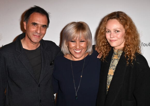 Semi Exclusif - Vanessa Paradis, son mari Samuel Benchetrit et Jennifer Boccara (directrice générale de l'hôtel ) lors de l'anniversaire (trois ans) de l'hôtel Les Jardins du Faubourg à Paris le 9 juin 2022. Les Jardins du Faubourg, hôtel 5 du groupe Rouleau Guichard, a fêté son troisième anniversaire lors d'une soirée somptueuse.  Autour de Jennifer.Boccara, Directeur Général de l'hôtel, et d'Olivier.Rouleau, propriétaire, de nombreuses personnalités sont venues souffler les 3 bougies  Avec 32 chambres et 4 suites, l'hôtel donne sur une cour intérieure végétalisée et possède une magnifique terrasse de plus de 100 m2. Le restaurant des Jardins du Faubourg, "Le Faubourg", propose une cuisine mêlant produits frais, de saison, de grande qualité avec une cuisine généreuse et contemporaine. Cette adresse inédite et pleine d'audace, fait le bonheur de tous les clients. Le bar, "The Confidentiel", écrin chaleureux, élégant et intimiste, aux lumières tamisées le soir venu, propose une collection de cocktails originale et savoureuse. Les Jardins du Faubourg propose également un Spa d'exception de plus de 400 m2 avec une carte de soins unique signée Shiseido, une piscine intérieure aux dimensions exceptionnelles avec hammam et sauna, ainsi qu'une salle de fitness avec du matériel dernière génération, du coaching personnalisé et des cours de yoga. Le spa et son équipe proposent des rituels exceptionnels Shiseido conçus pour faire vivre aux clients une expérience unique.  © Veeren / Bestimage