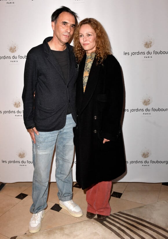 Semi Exclusif - Vanessa Paradis et son mari Samuel Benchetrit lors de l'anniversaire (trois ans) de l'hôtel Les Jardins du Faubourg à Paris le 9 juin 2022. Les Jardins du Faubourg, hôtel 5 du groupe Rouleau Guichard, a fêté son troisième anniversaire lors d'une soirée somptueuse.  Autour de Jennifer.Boccara, Directeur Général de l'hôtel, et d'Olivier.Rouleau, propriétaire, de nombreuses personnalités sont venues souffler les 3 bougies  Avec 32 chambres et 4 suites, l'hôtel donne sur une cour intérieure végétalisée et possède une magnifique terrasse de plus de 100 m2. Le restaurant des Jardins du Faubourg, "Le Faubourg", propose une cuisine mêlant produits frais, de saison, de grande qualité avec une cuisine généreuse et contemporaine. Cette adresse inédite et pleine d'audace, fait le bonheur de tous les clients. Le bar, "The Confidentiel", écrin chaleureux, élégant et intimiste, aux lumières tamisées le soir venu, propose une collection de cocktails originale et savoureuse. Les Jardins du Faubourg propose également un Spa d'exception de plus de 400 m2 avec une carte de soins unique signée Shiseido, une piscine intérieure aux dimensions exceptionnelles avec hammam et sauna, ainsi qu'une salle de fitness avec du matériel dernière génération, du coaching personnalisé et des cours de yoga. Le spa et son équipe proposent des rituels exceptionnels Shiseido conçus pour faire vivre aux clients une expérience unique.  © Veeren / Bestimage