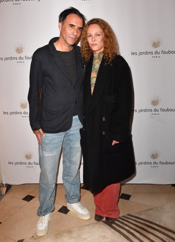 Semi Exclusif - Vanessa Paradis et son mari Samuel Benchetrit lors de l'anniversaire (trois ans) de l'hôtel Les Jardins du Faubourg à Paris le 9 juin 2022. Les Jardins du Faubourg, hôtel 5 du groupe Rouleau Guichard, a fêté son troisième anniversaire lors d'une soirée somptueuse.  Autour de Jennifer.Boccara, Directeur Général de l'hôtel, et d'Olivier.Rouleau, propriétaire, de nombreuses personnalités sont venues souffler les 3 bougies  Avec 32 chambres et 4 suites, l'hôtel donne sur une cour intérieure végétalisée et possède une magnifique terrasse de plus de 100 m2. Le restaurant des Jardins du Faubourg, "Le Faubourg", propose une cuisine mêlant produits frais, de saison, de grande qualité avec une cuisine généreuse et contemporaine. Cette adresse inédite et pleine d'audace, fait le bonheur de tous les clients. Le bar, "The Confidentiel", écrin chaleureux, élégant et intimiste, aux lumières tamisées le soir venu, propose une collection de cocktails originale et savoureuse. Les Jardins du Faubourg propose également un Spa d'exception de plus de 400 m2 avec une carte de soins unique signée Shiseido, une piscine intérieure aux dimensions exceptionnelles avec hammam et sauna, ainsi qu'une salle de fitness avec du matériel dernière génération, du coaching personnalisé et des cours de yoga. Le spa et son équipe proposent des rituels exceptionnels Shiseido conçus pour faire vivre aux clients une expérience unique.  © Veeren / Bestimage