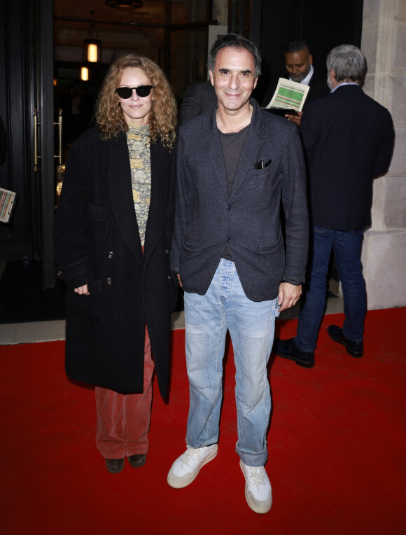 Semi Exclusif - Vanessa Paradis et son mari Samuel Benchetrit lors de l'anniversaire (trois ans) de l'hôtel Les Jardins du Faubourg à Paris le 9 juin 2022. Les Jardins du Faubourg, hôtel 5 du groupe Rouleau Guichard, a fêté son troisième anniversaire lors d'une soirée somptueuse.  Autour de Jennifer.Boccara, Directeur Général de l'hôtel, et d'Olivier.Rouleau, propriétaire, de nombreuses personnalités sont venues souffler les 3 bougies  Avec 32 chambres et 4 suites, l'hôtel donne sur une cour intérieure végétalisée et possède une magnifique terrasse de plus de 100 m2. Le restaurant des Jardins du Faubourg, "Le Faubourg", propose une cuisine mêlant produits frais, de saison, de grande qualité avec une cuisine généreuse et contemporaine. Cette adresse inédite et pleine d'audace, fait le bonheur de tous les clients. Le bar, "The Confidentiel", écrin chaleureux, élégant et intimiste, aux lumières tamisées le soir venu, propose une collection de cocktails originale et savoureuse. Les Jardins du Faubourg propose également un Spa d'exception de plus de 400 m2 avec une carte de soins unique signée Shiseido, une piscine intérieure aux dimensions exceptionnelles avec hammam et sauna, ainsi qu'une salle de fitness avec du matériel dernière génération, du coaching personnalisé et des cours de yoga. Le spa et son équipe proposent des rituels exceptionnels Shiseido conçus pour faire vivre aux clients une expérience unique.  © Veeren / Bestimage