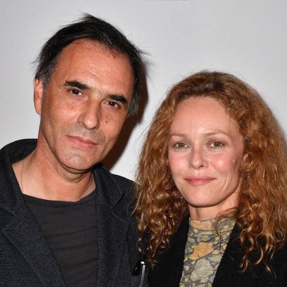 Semi Exclusif - Vanessa Paradis et son mari Samuel Benchetrit lors de l'anniversaire (trois ans) de l'hôtel Les Jardins du Faubourg à Paris le 9 juin 2022. Les Jardins du Faubourg, hôtel 5 du groupe Rouleau Guichard, a fêté son troisième anniversaire lors d'une soirée somptueuse.  Autour de Jennifer.Boccara, Directeur Général de l'hôtel, et d'Olivier.Rouleau, propriétaire, de nombreuses personnalités sont venues souffler les 3 bougies  Avec 32 chambres et 4 suites, l'hôtel donne sur une cour intérieure végétalisée et possède une magnifique terrasse de plus de 100 m2. Le restaurant des Jardins du Faubourg, "Le Faubourg", propose une cuisine mêlant produits frais, de saison, de grande qualité avec une cuisine généreuse et contemporaine. Cette adresse inédite et pleine d'audace, fait le bonheur de tous les clients. Le bar, "The Confidentiel", écrin chaleureux, élégant et intimiste, aux lumières tamisées le soir venu, propose une collection de cocktails originale et savoureuse. Les Jardins du Faubourg propose également un Spa d'exception de plus de 400 m2 avec une carte de soins unique signée Shiseido, une piscine intérieure aux dimensions exceptionnelles avec hammam et sauna, ainsi qu'une salle de fitness avec du matériel dernière génération, du coaching personnalisé et des cours de yoga. Le spa et son équipe proposent des rituels exceptionnels Shiseido conçus pour faire vivre aux clients une expérience unique.  © Veeren / Bestimage