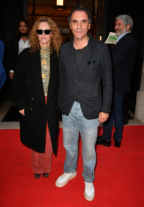 Semi Exclusif - Vanessa Paradis et son mari Samuel Benchetrit lors de l'anniversaire (trois ans) de l'hôtel Les Jardins du Faubourg à Paris le 9 juin 2022. Les Jardins du Faubourg, hôtel 5 du groupe Rouleau Guichard, a fêté son troisième anniversaire lors d'une soirée somptueuse.  Autour de Jennifer.Boccara, Directeur Général de l'hôtel, et d'Olivier.Rouleau, propriétaire, de nombreuses personnalités sont venues souffler les 3 bougies  Avec 32 chambres et 4 suites, l'hôtel donne sur une cour intérieure végétalisée et possède une magnifique terrasse de plus de 100 m2. Le restaurant des Jardins du Faubourg, "Le Faubourg", propose une cuisine mêlant produits frais, de saison, de grande qualité avec une cuisine généreuse et contemporaine. Cette adresse inédite et pleine d'audace, fait le bonheur de tous les clients. Le bar, "The Confidentiel", écrin chaleureux, élégant et intimiste, aux lumières tamisées le soir venu, propose une collection de cocktails originale et savoureuse. Les Jardins du Faubourg propose également un Spa d'exception de plus de 400 m2 avec une carte de soins unique signée Shiseido, une piscine intérieure aux dimensions exceptionnelles avec hammam et sauna, ainsi qu'une salle de fitness avec du matériel dernière génération, du coaching personnalisé et des cours de yoga. Le spa et son équipe proposent des rituels exceptionnels Shiseido conçus pour faire vivre aux clients une expérience unique.  © Veeren / Bestimage