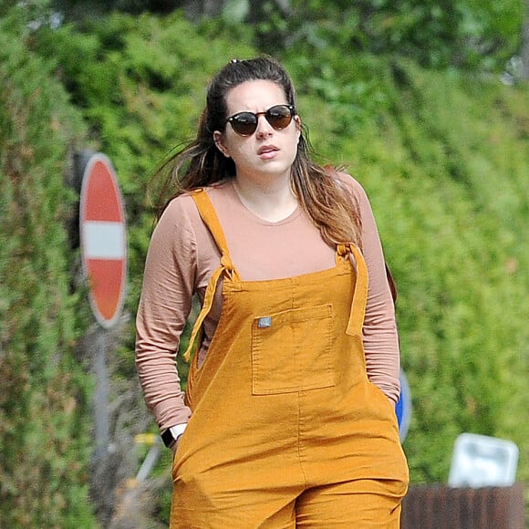 Exclusif - Isabella Cruise (fille de Tom Cruise et de Nicole Kidman) et son mari Max Parker sont allés acheter des plantes pour leur jardin à Londres le 26 mai 2019.