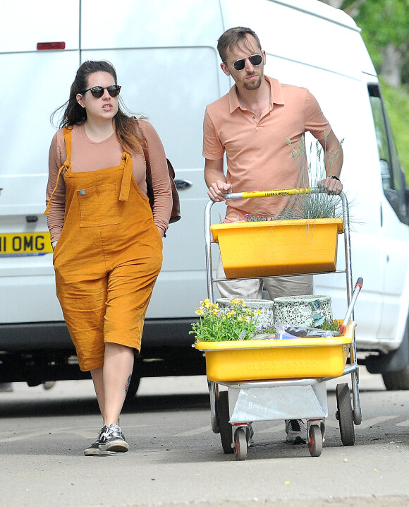 Exclusif - Isabella Cruise (fille de Tom Cruise et de Nicole Kidman) et son mari Max Parker sont allés acheter des plantes pour leur jardin à Londres le 26 mai 2019.