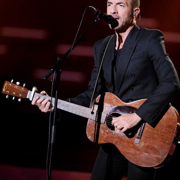 Exclusif - Calogero - Enregistrement de la 2ème partie de soirée de l'émission "La Chanson secrète 9" à la Seine musicale à Paris, diffusée le 27 novembre sur TF1 à 21h05 Après le succès des précédentes éditions, " LA CHANSON SECRETE ", présentée par N.Aliagas et produite par DMLS TV, revient sur TF1. 10 artistes ne savent rien de ce qui va se passer pour eux ! Ils ont accepté de jouer le jeu, de se laisser totalement surprendre, émouvoir, parfois même déstabiliser car ils vont découvrir en même temps que les téléspectateurs une surprise : une chanson qui leur est chère revisitée et réinterprétée par un artiste. Des mises en scène spectaculaires au service de l'émotion... Et des émotions fortes pour l'artiste assis dans le fauteuil grâce à la venue sur le plateau de proches et d'invités inattendus. Les téléspectateurs seront aux premières loges pour vivre ces moments d'intimité musicale rare. Avec une surprise faite à un couple d'artistes et un anniversaire surprise sur le plateau pour l'un des invités. © Gaffiot-Moreau / Bestimage 