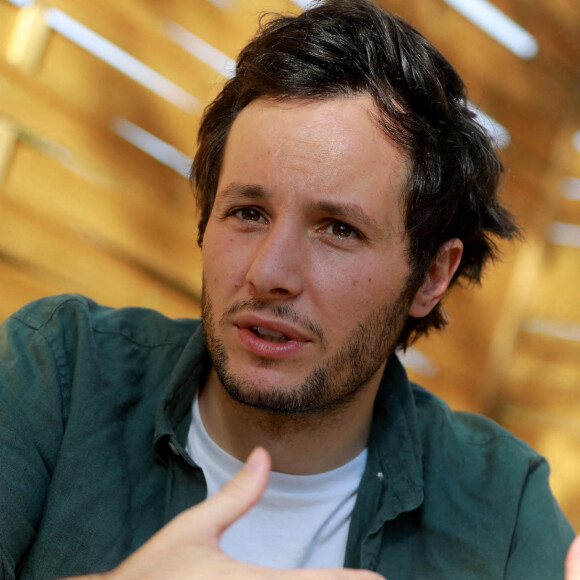 Exclusif - Vianney interviewé par des jeunes lecteurs de "Var Matin" avant son concert au Festival du Château à Solliès-Pont, le 19 juillet 2021. © Laurent Martinat / Nice Matin / Bestimage No web, No Blog pour la Belgique et la Suisse 