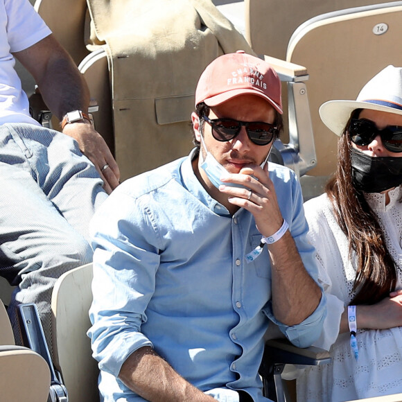 Vianney et sa compagne Catherine Robert (enceinte) dans les tribunes lors de la finale des internationaux de France Roland Garros à Paris le 13 juin 2021. © Dominique Jacovides / Bestimage 