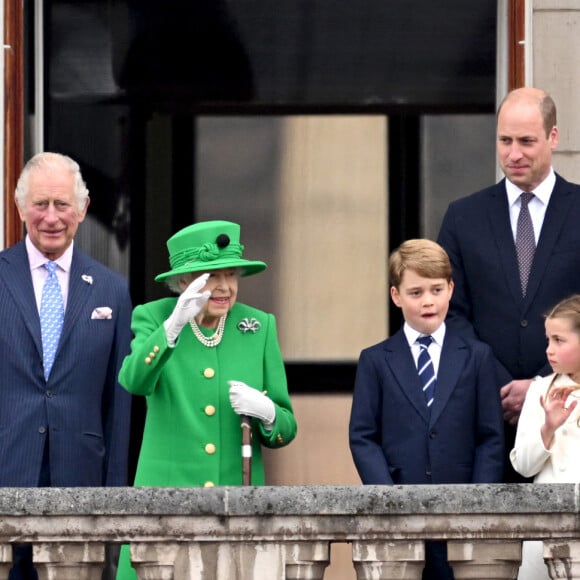 Camilla Parker Bowles, duchesse de Cornouailles, Le prince Charles, prince de Galles, La reine Elisabeth II d'Angleterre, le prince William, duc de Cambridge, Catherine Kate Middleton, duchesse de Cambridge et leurs enfants le prince George, la princesse Charlotte et le prince Louis - La famille royale regarde la grande parade qui clôture les festivités du jubilé de platine de la reine à Londres le 5 juin 2022. 