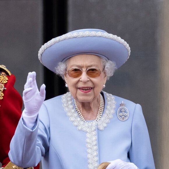 La reine Elisabeth II d'Angleterre - Les membres de la famille royale saluent la foule depuis le balcon du Palais de Buckingham, lors de la parade militaire "Trooping the Colour" dans le cadre de la célébration du jubilé de platine (70 ans de règne) de la reine Elizabeth II à Londres, le 2 juin 2022. © Avalon/Panoramic/Bestimage 