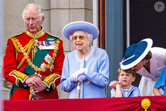 Le prince Charles, prince de Galles, La reine Elisabeth II d'Angleterre, Catherine (Kate) Middleton, duchesse de Cambridge, le prince Louis de Cambridge - Les membres de la famille royale saluent la foule depuis le balcon du Palais de Buckingham, lors de la parade militaire "Trooping the Colour" dans le cadre de la célébration du jubilé de platine (70 ans de règne) de la reine Elizabeth II à Londres, le 2 juin 2022. 