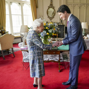 La reine Elisabeth II d'Angleterre reçoit le Premier ministre canadien Justin Trudeau au château de Windsor, le 7 mars 2022. 