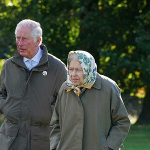 La reine Elisabeth II d'Angleterre et le prince Charles, prince de Galles, lancent le début de la saison de plantation officielle du Queen's Green Canopy (QGC) au domaine de Balmoral, Royaume Uni, le 1er octobre 2021. 