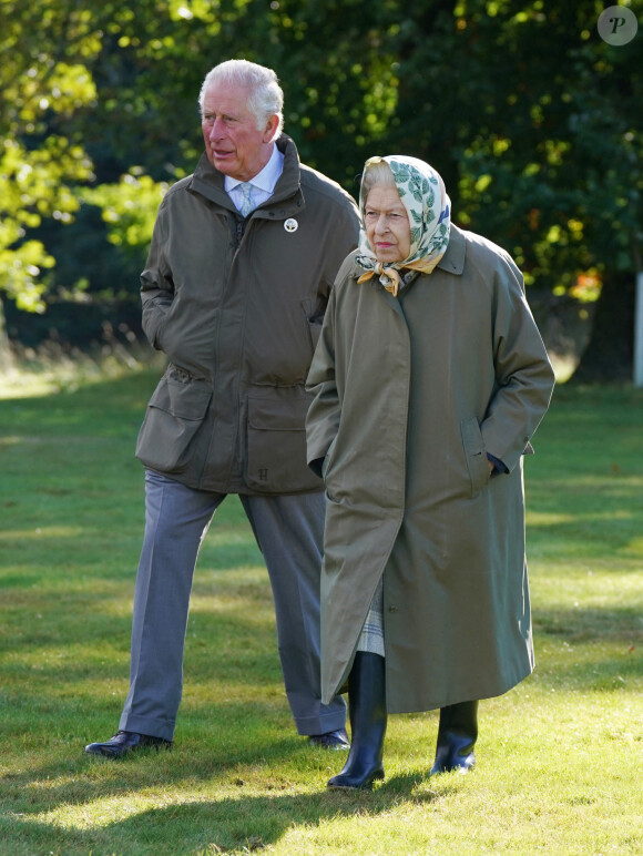 La reine Elisabeth II d'Angleterre et le prince Charles, prince de Galles, lancent le début de la saison de plantation officielle du Queen's Green Canopy (QGC) au domaine de Balmoral, Royaume Uni, le 1er octobre 2021. 
